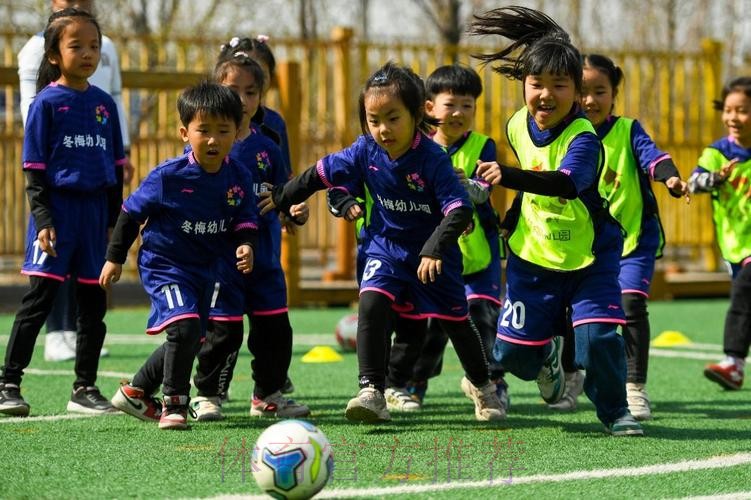 “足球爷爷”走进幼儿园 义务教娃娃们踢足球 “足球爷爷”走进幼儿园 义务教娃娃们踢足球