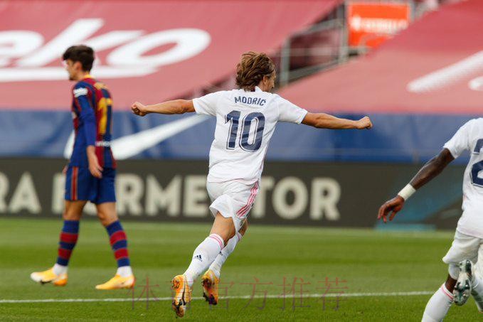 皇马的魔幻11秒:35岁艺术家闲庭信步+超炫外脚背